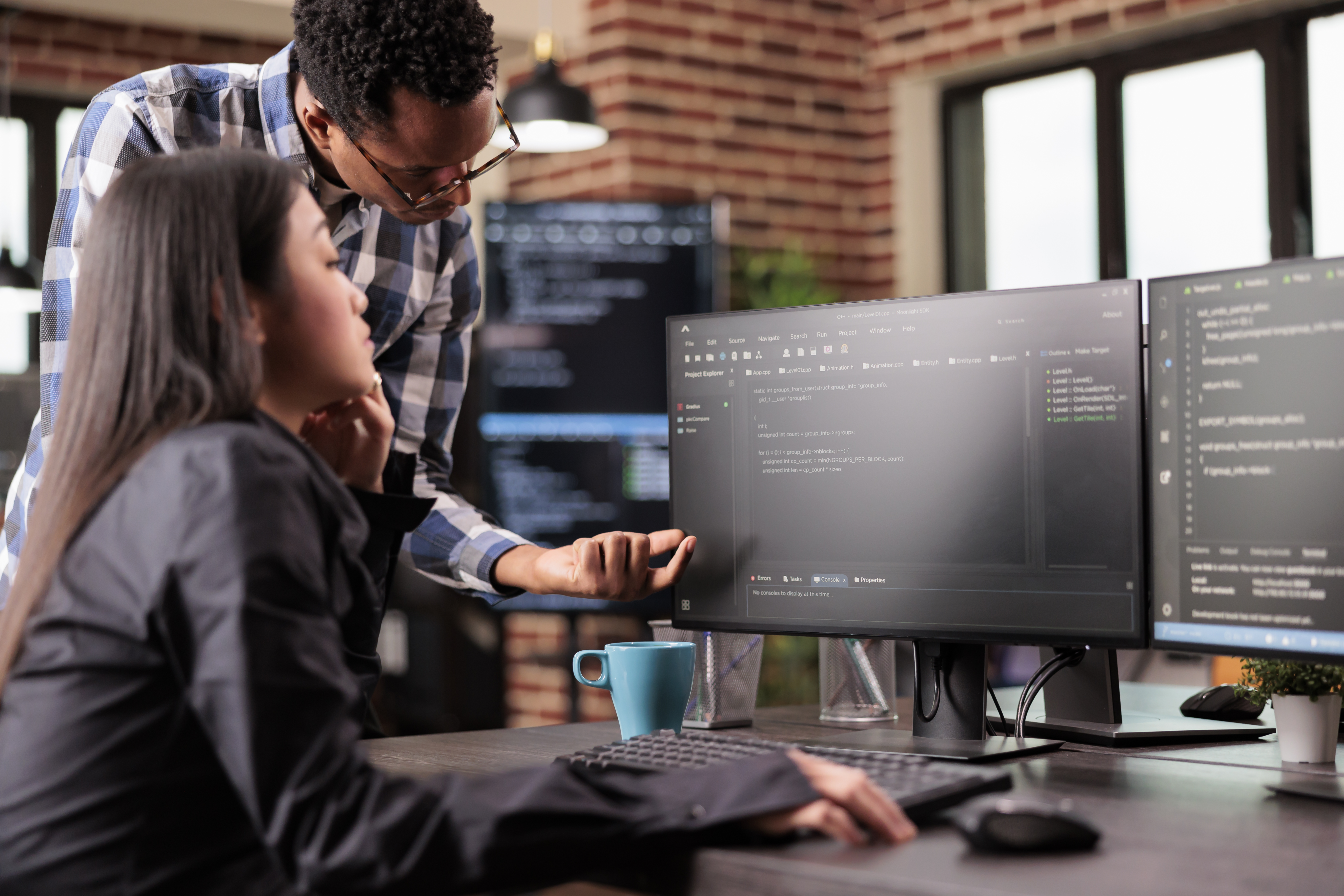 team-discussing-business-strategy-on-laptops-using-Microsoft-Power-Platform-Power-BI-and-Power-App